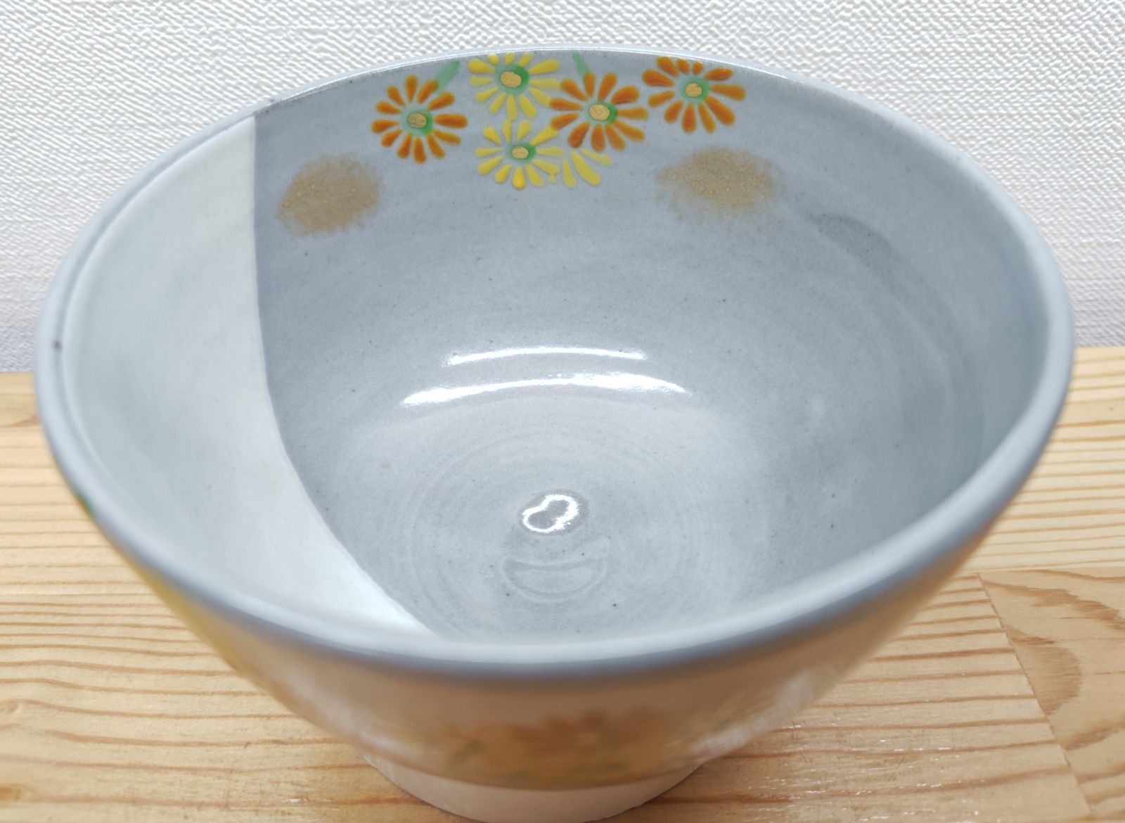 逢絢亭・新品】茶道具 茶碗 京焼 掛分 つわぶきの絵 水出宋絢 紙箱入り 