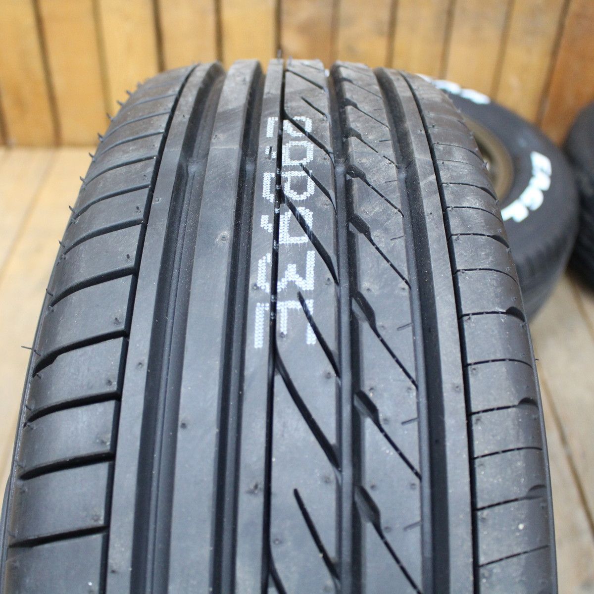 200系 ハイエース 車検対応 ファブレス BARONE MC-9 16in グッドイヤー