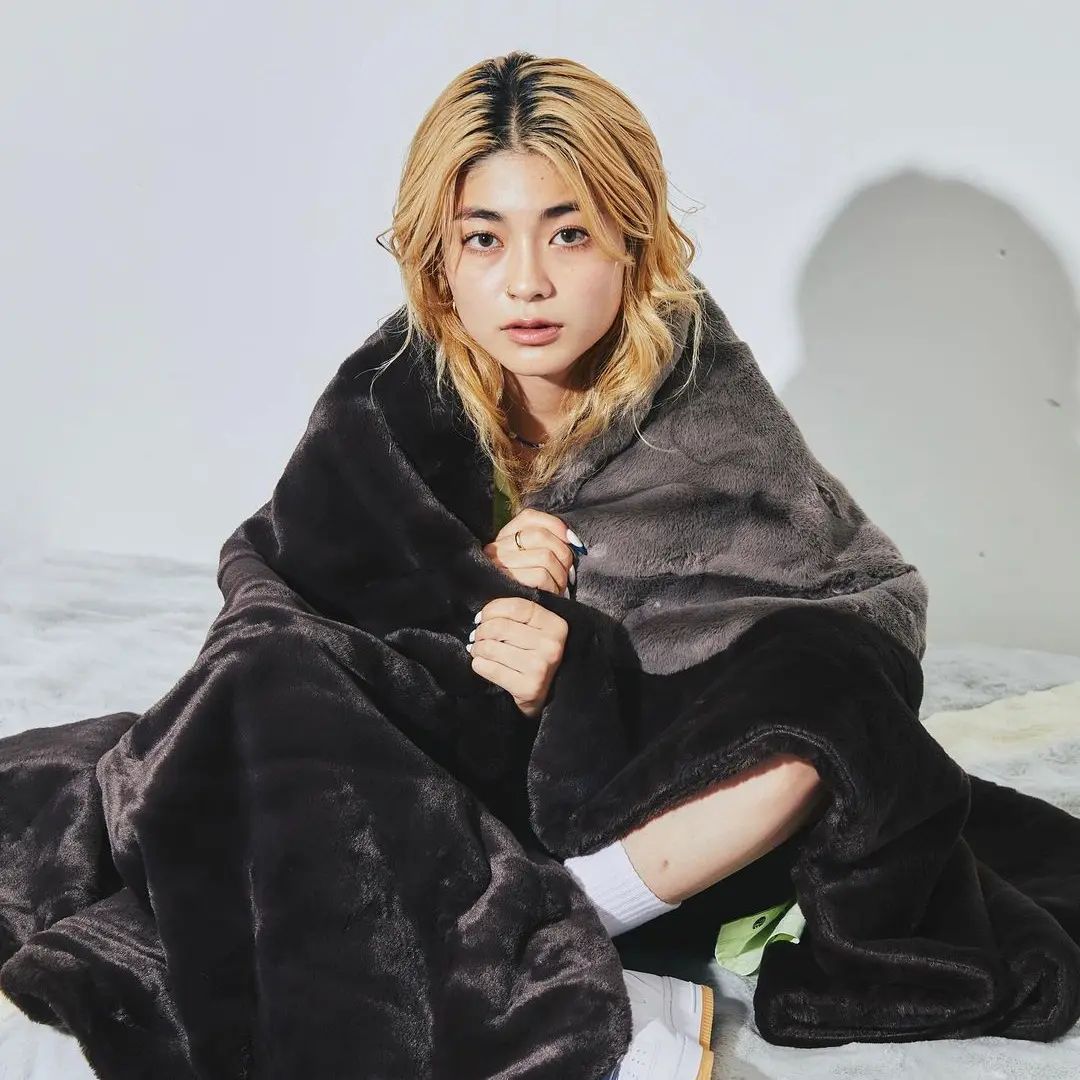 アウトドア寝具 NIKE WMNS NSW FAUX FUR BLANKET KRMG 発売】”ブラック/ホワイト”カラーのNIKE WMNS NSW FAUX FUR BLANKET