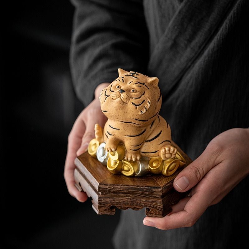 虎 招財 置物 オブジェ 陶器 絵付け  富 繁栄 樹脂素材 玄関 リビング 風水 縁起物 贈り物 プレゼント インテリア 玄関 オフィス 高級感 運 開運 商売繁盛 可愛い