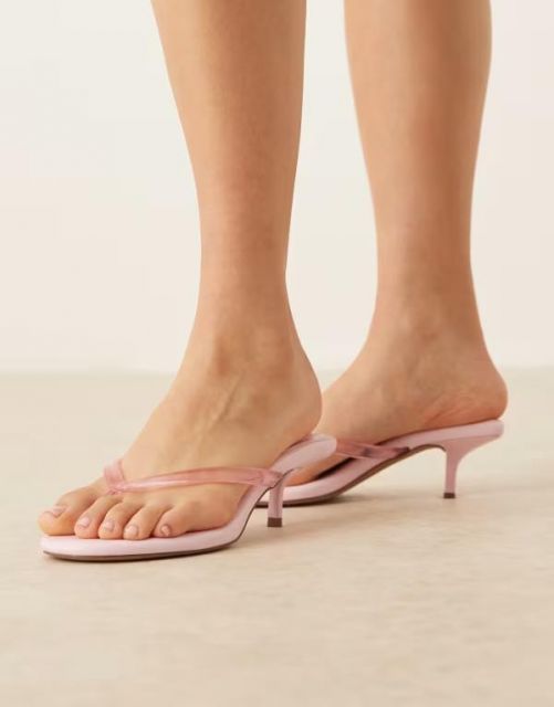 【送料無料】 エイソス レディース サンダル シューズ  DESIGN Heat toe thong kitten heeled sandals in light pink LIGHT PINK
