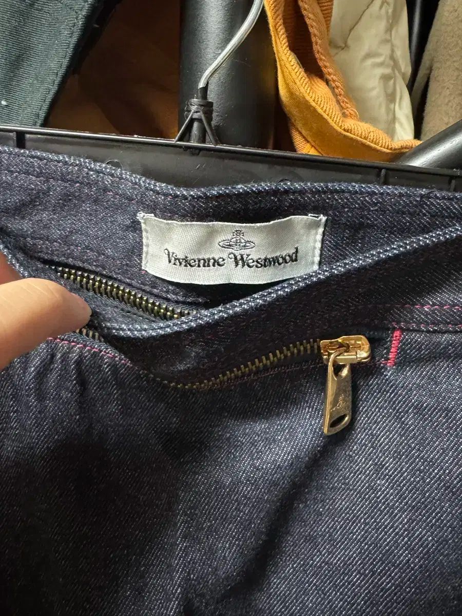Vivienne Westwood ヴィヴィアン ウエストウッド 足元の裾 デニムスカート