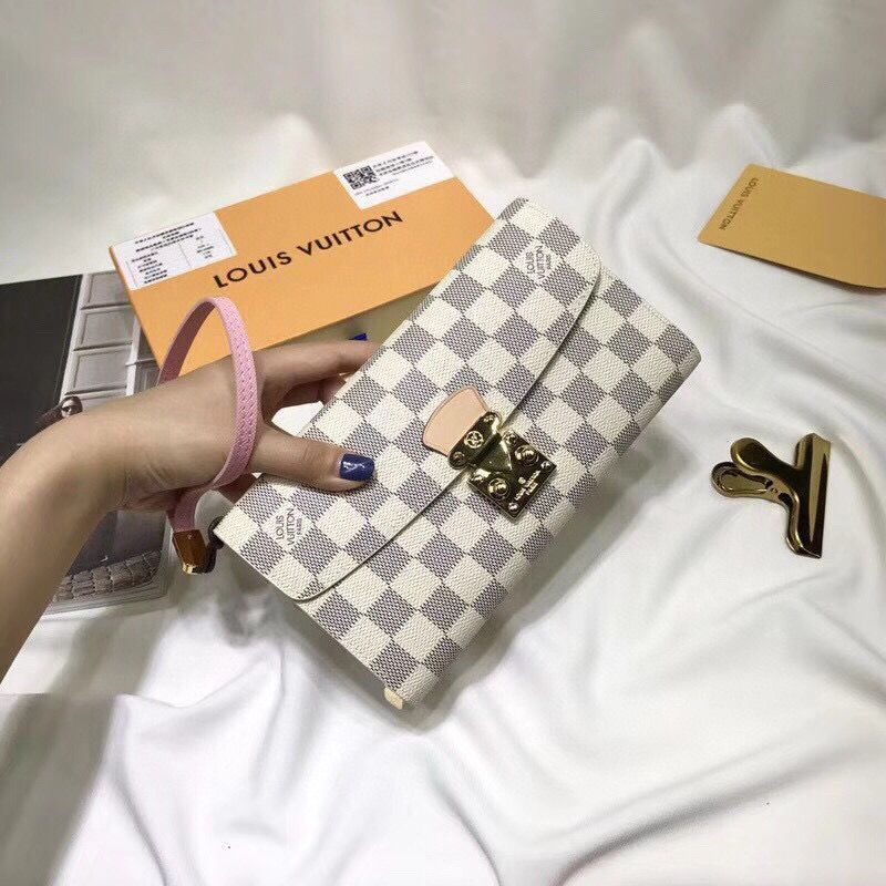 LOUIS VUITTON ルイヴィトン 財布 かばんを手に持ちます