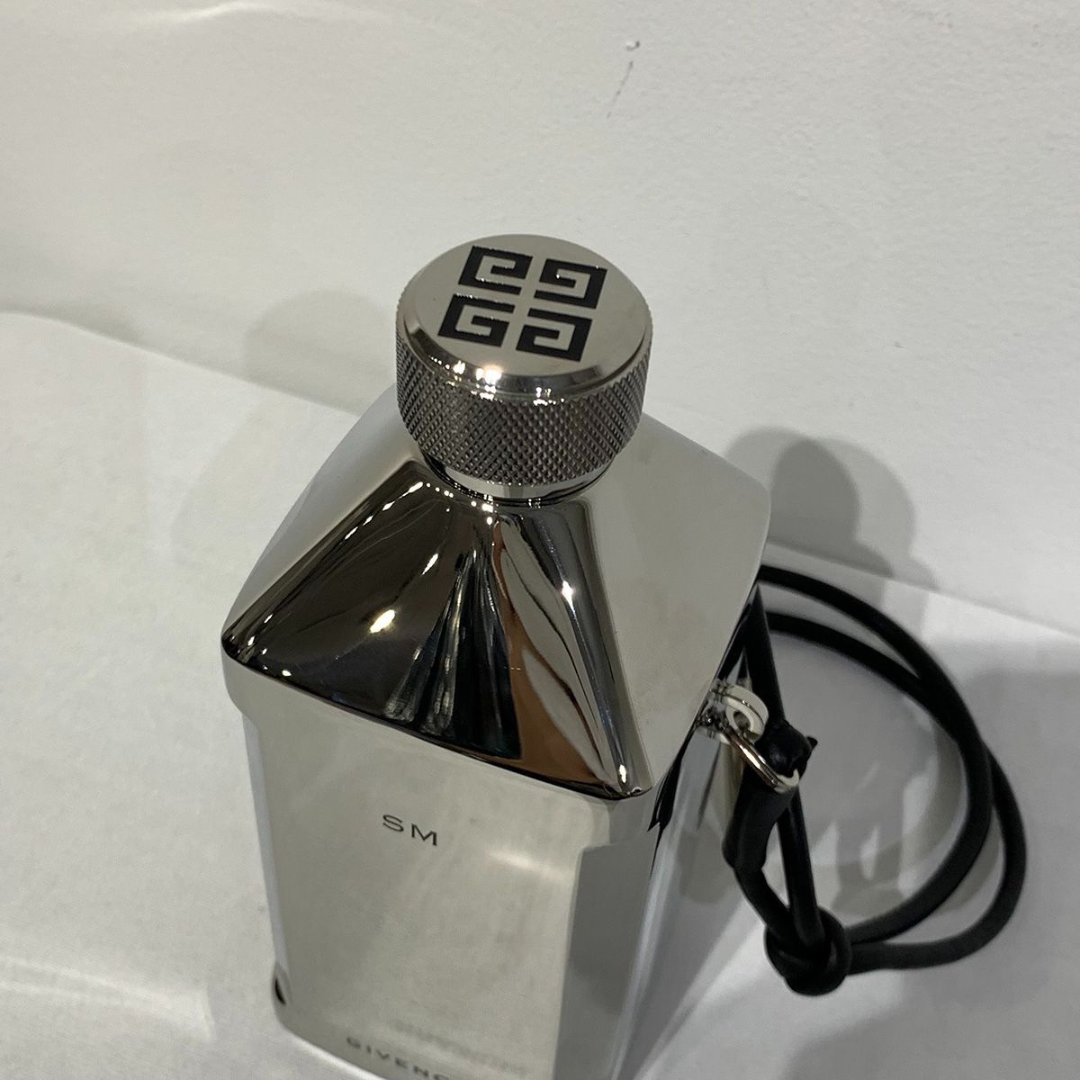 GIVENCHY ジバンシー ウォーターボトル 水筒 レザーケース＆ストラップ付 GIVENCHY 銀座店 新品 ジバンシー ショルダーストラップ付き