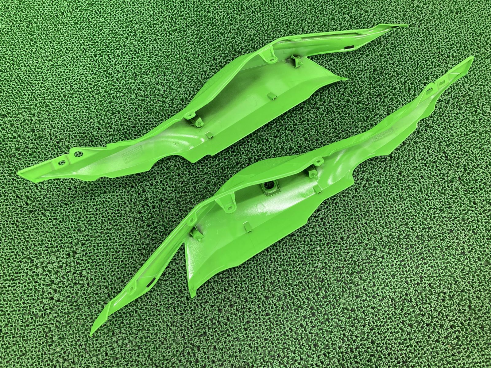 こと様 ZX-6R シートカウル 左 ガンM 36041-0051 カワサキ 純正 中古