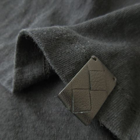 BOTTEGA VENETA★イントレチャートレザーコットンTシャツ ライトグレー/ブラックプリント イントレチャートレザー シャツ
