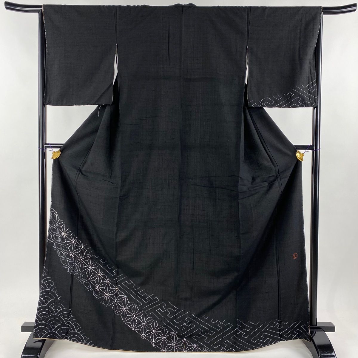 大島紬 単衣 正絹 付下げ 黒地 手刺繍宝尽くし ガード加工 未使用 身丈トール 大島紬 単衣 正絹 付下げ 黒地 手刺繍宝尽くし ガード加工 未