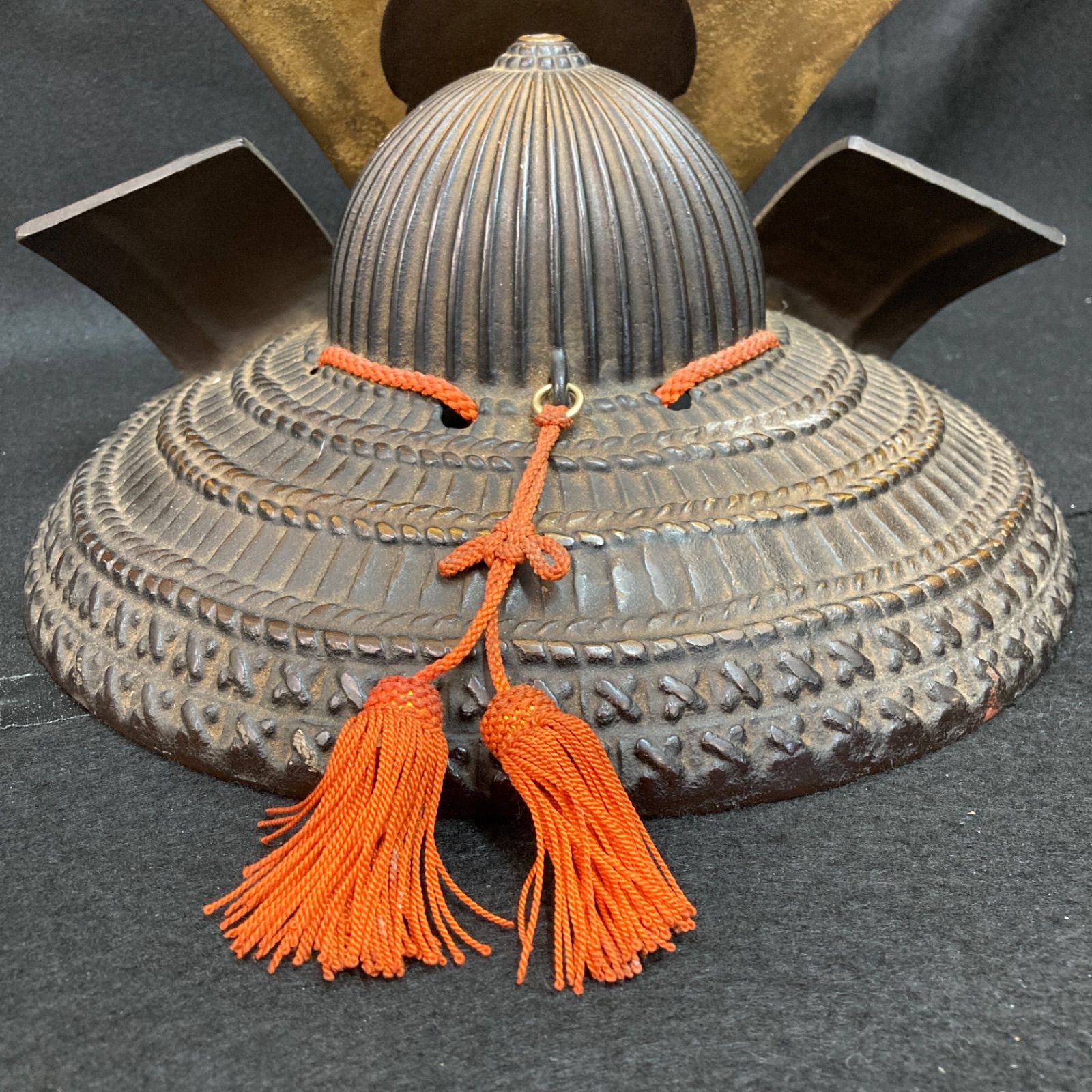 兜 鋳鉄製 置物 高さ18cm 幅30cm 奥行25cm重量3.4kg 置物 兜飾り 兜 