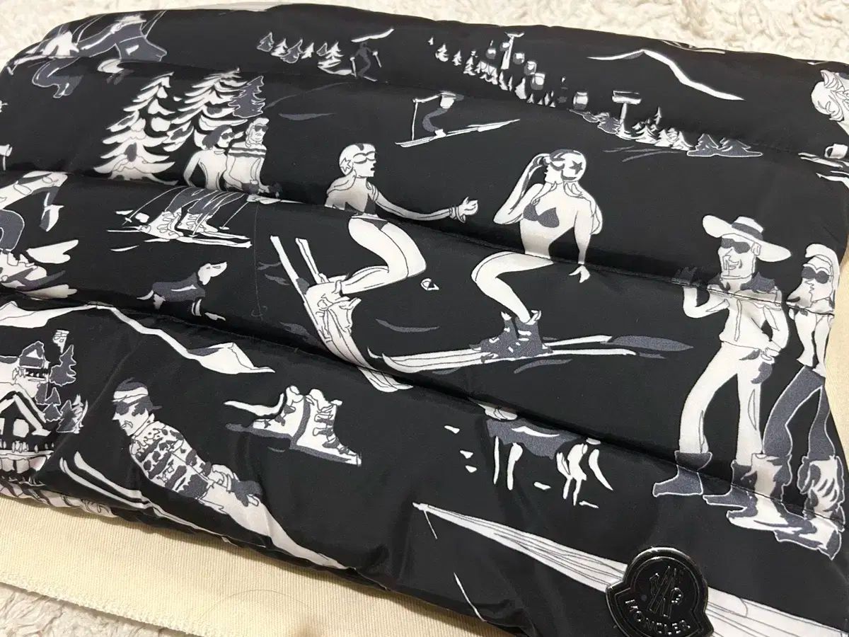 モンクレール ブラック スキー プリント ダウン クラッチバッグ