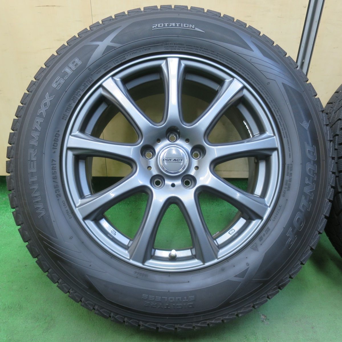バリ溝 キレイ 9.5分 スタッドレス 235 65R17 ダンロップ ウインターマックス SJ8 DUFACT デュファクト 17インチ PCD114.3 5H 5092601イス