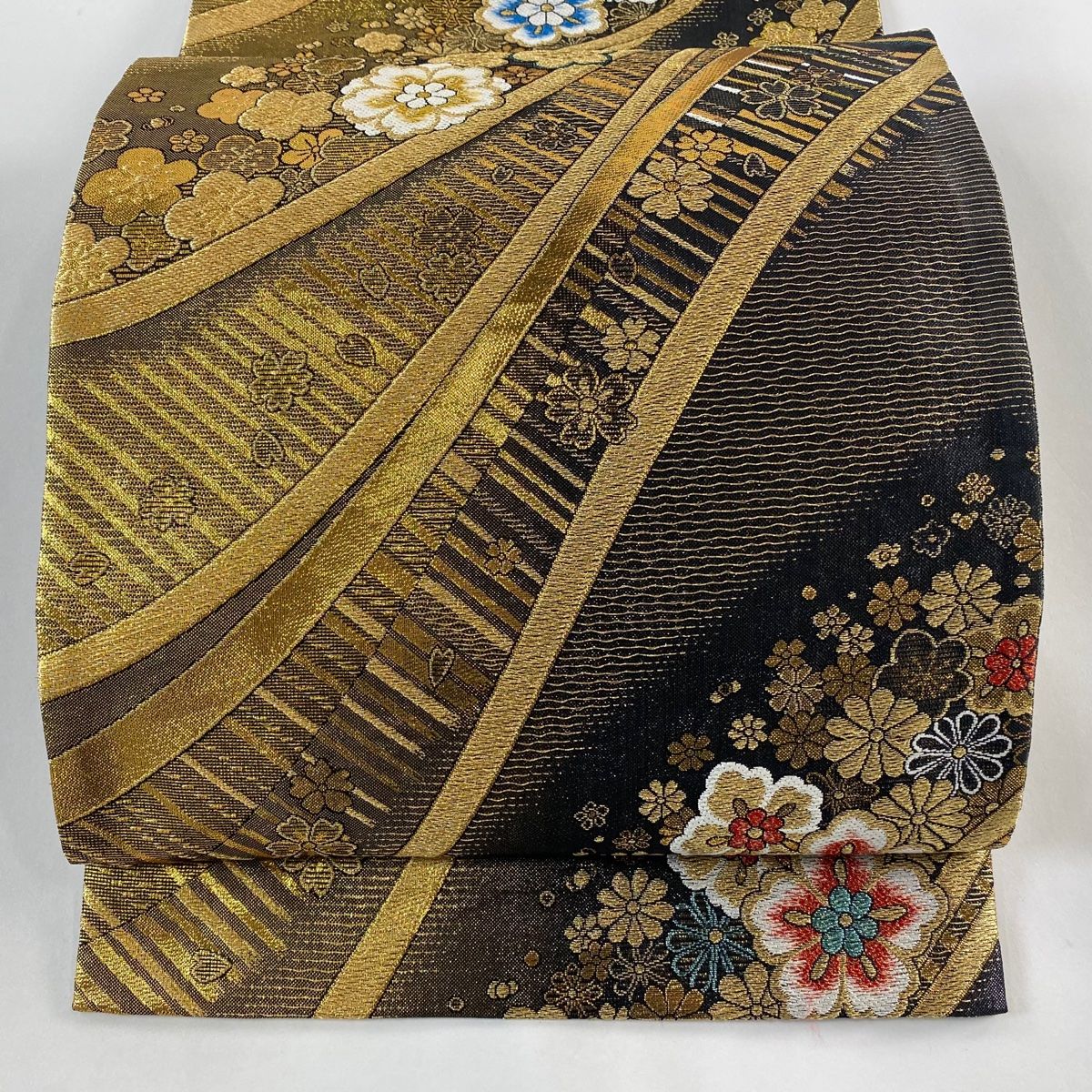 C908正絹　振袖　万寿菊　金銀箔　極美品　着物 万寿菊に牡丹文様錦紗振袖