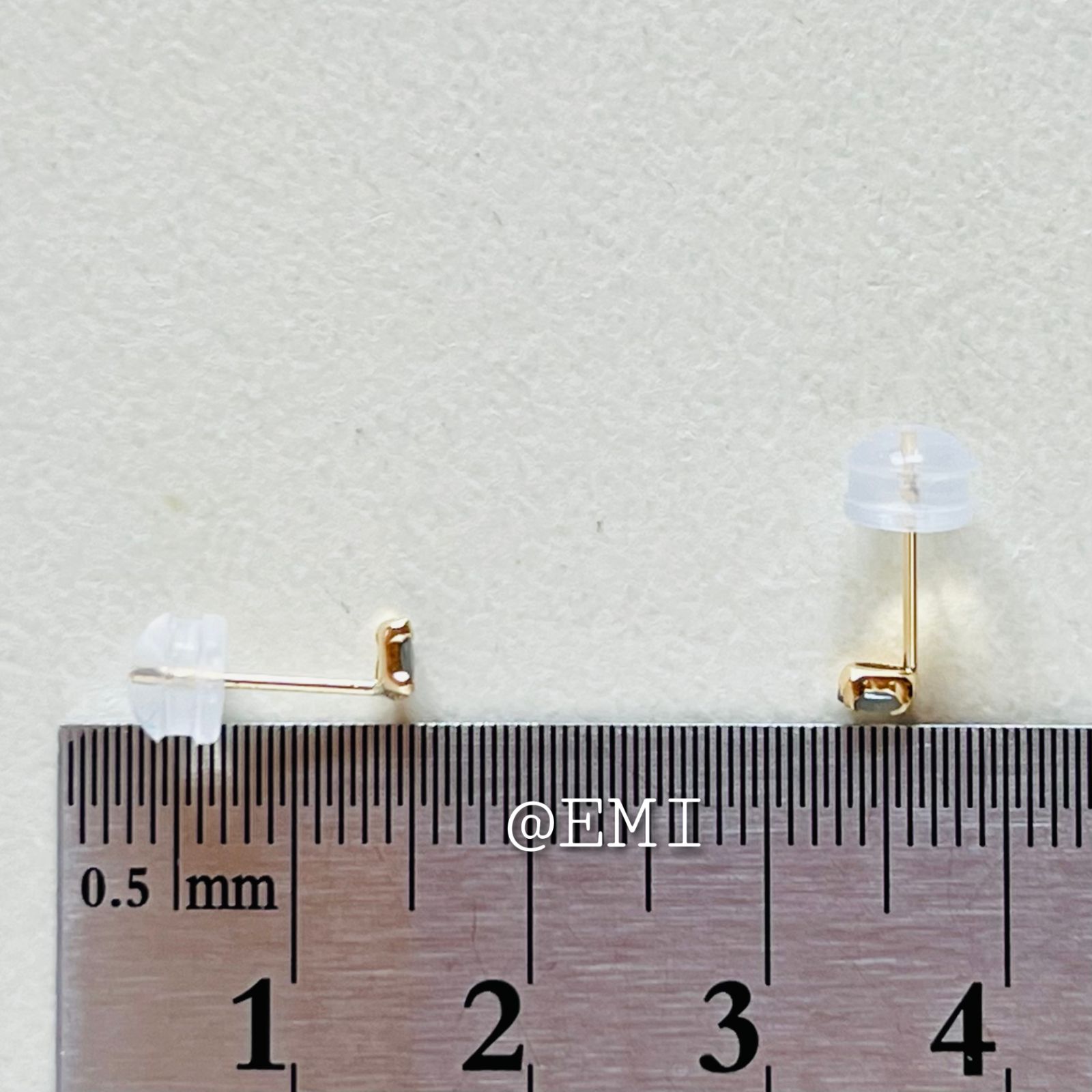 K18 天然石アレキサンドライト ピアス　oval　希少　レア　18金4 K18 天然石アレキサンドライト ピアス oval 希少 レア カラー