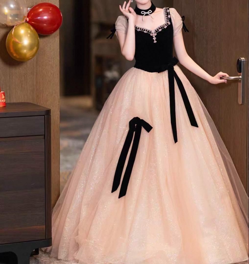 胸元のビジューにリボンが可愛い 半袖のイブニングドレス ウェディングドレス パーティードレス 結婚式 披露宴 演奏会
