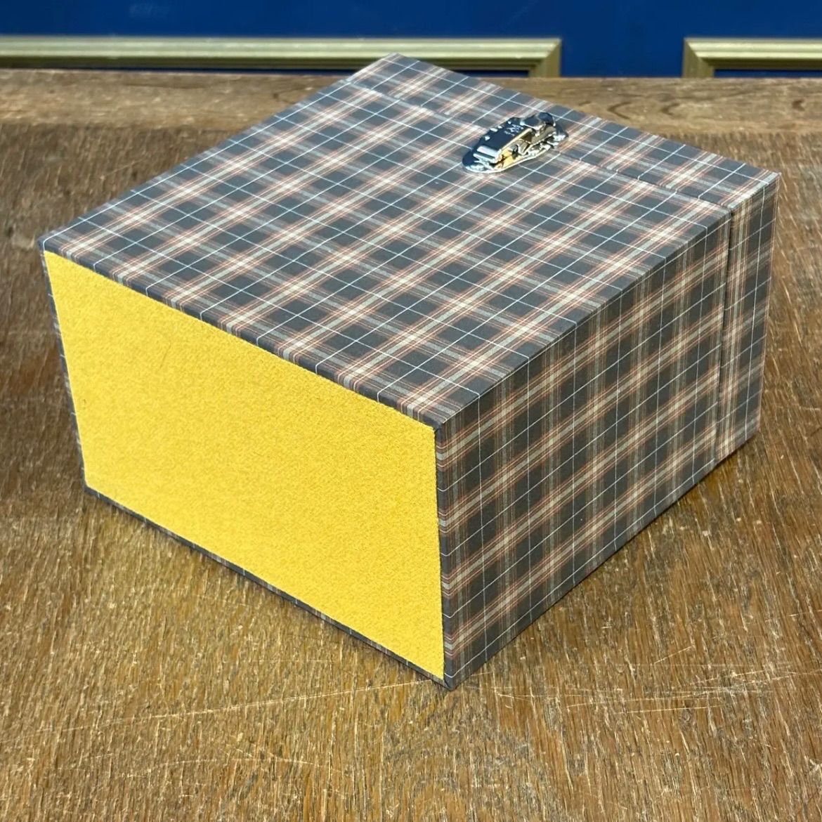 ブラウンチェック ハンドルホワイト