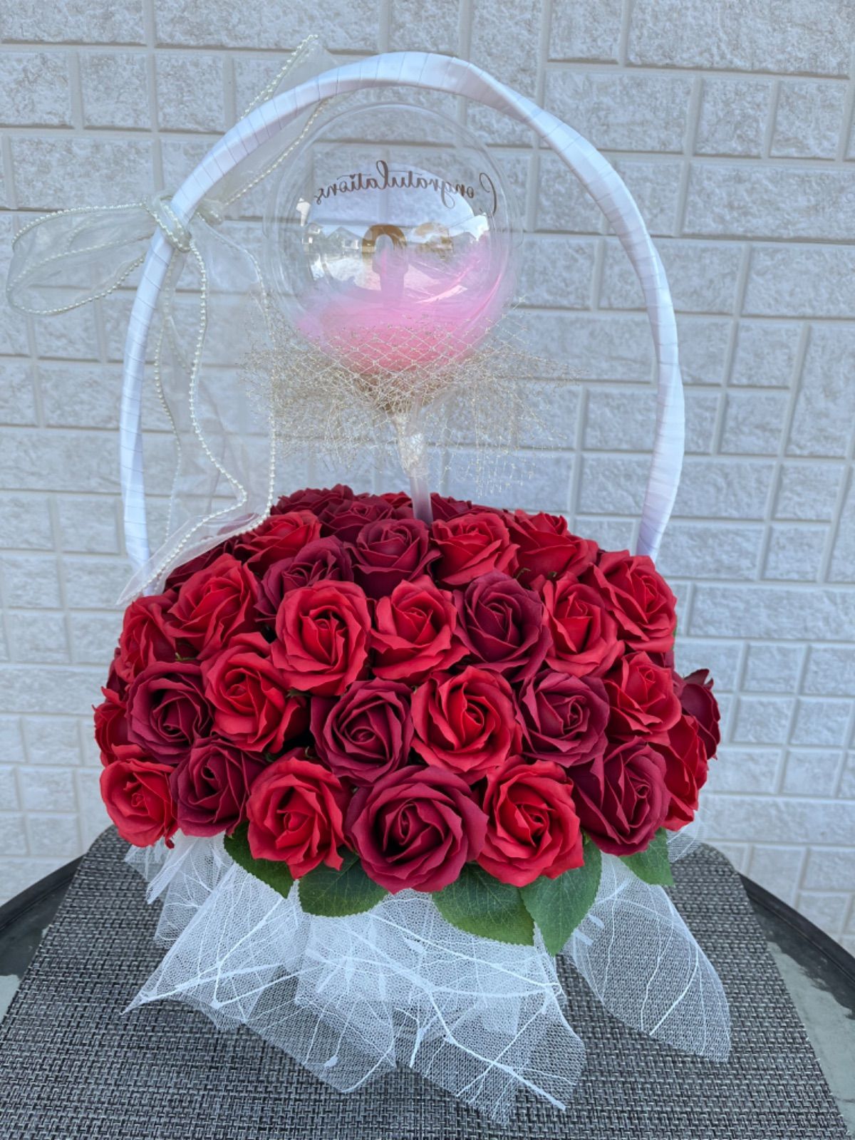 【還暦祝い】フラワーバルーン　60本の赤い薔薇(写真立て付き)