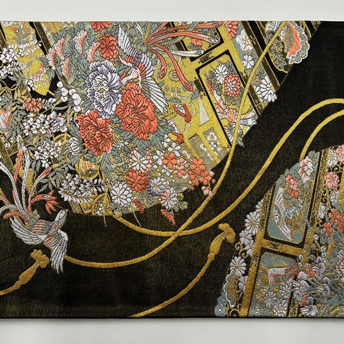 袋帯 美品 秀品 尾長鳥 牡丹 刺繍 箔 墨色 六通 正絹 【中古