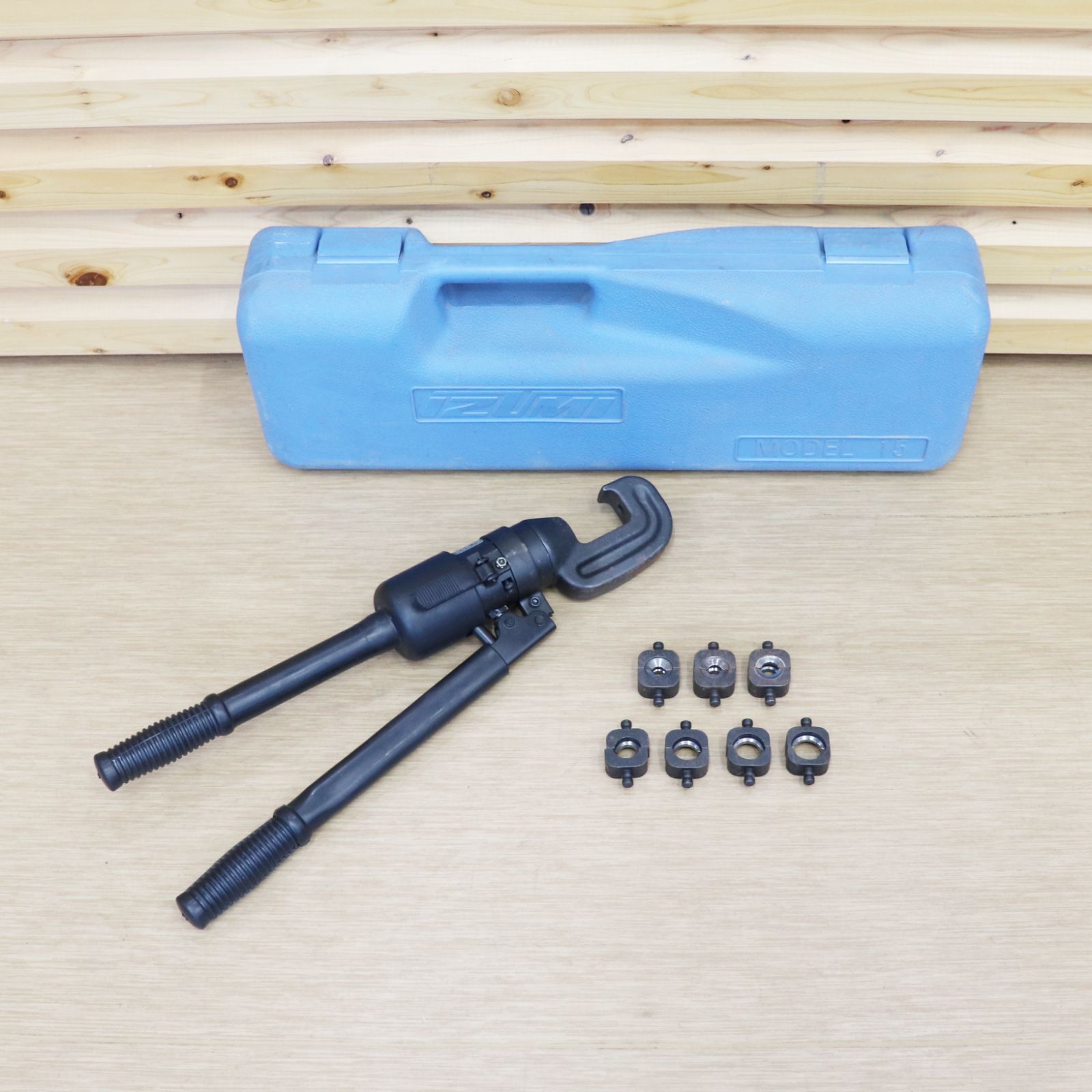 IZUMI 手動油圧式圧着工具T型-15号動作訳あり(J91) IZUMI 手動油圧式圧着工具T型-15号動作訳あり(J91)