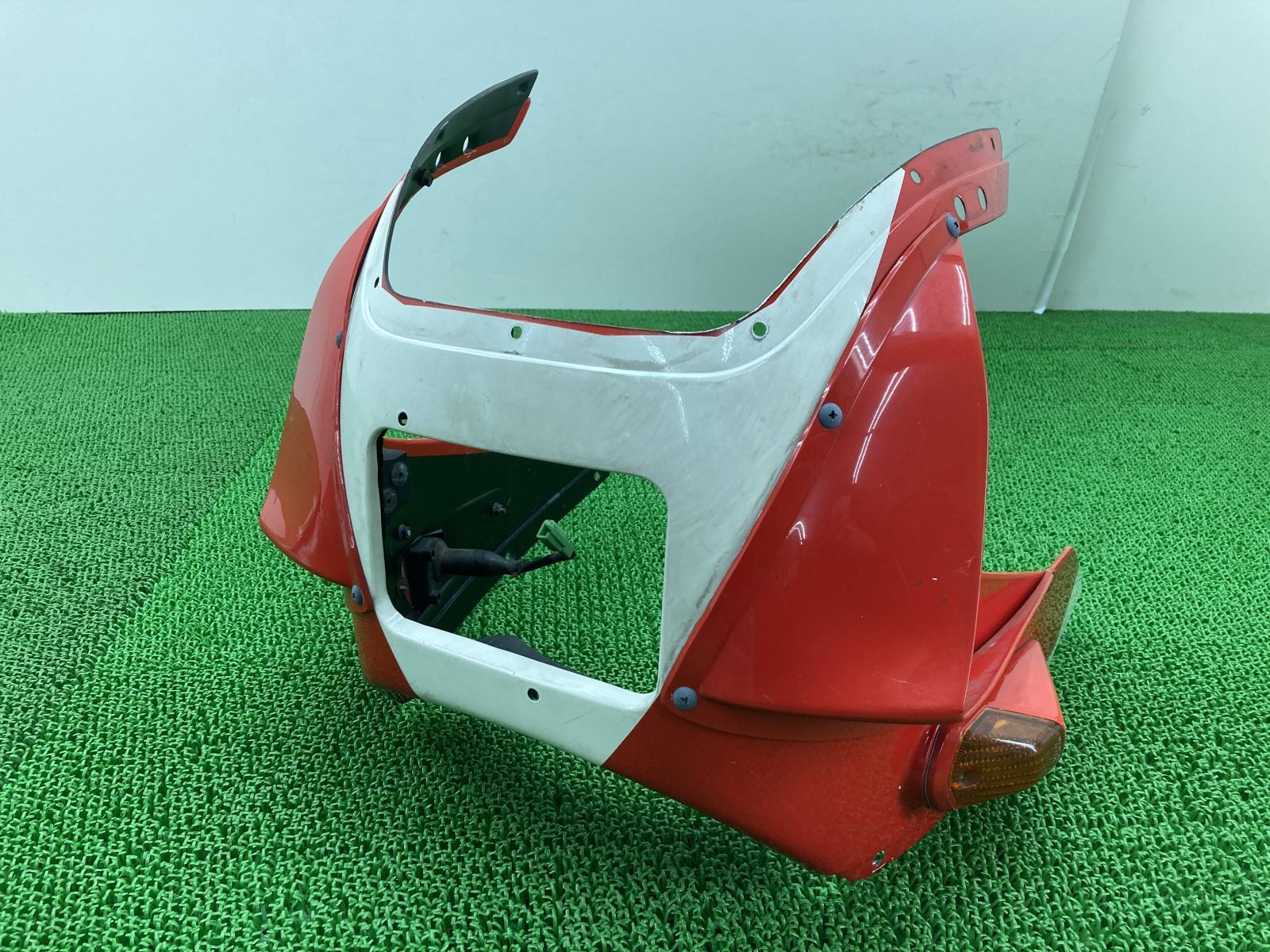 TZR250 アッパーカウル 赤/白 1KT -031*** ヤマハ 純正 中古 マルボロカラー ウインカー ナックルガード バイザー ペイント素材に  - メルカリ