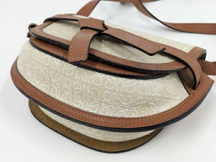 LOEWE ベージュ キャンバス ショルダーバッグ 鑑定済LOEWE ベージュ ショルダーバッグ - メルカリ