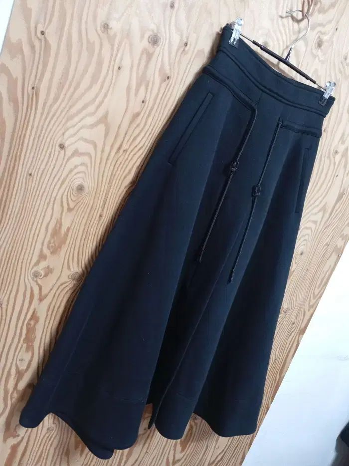 システム ブラック ボリューム感 スカート