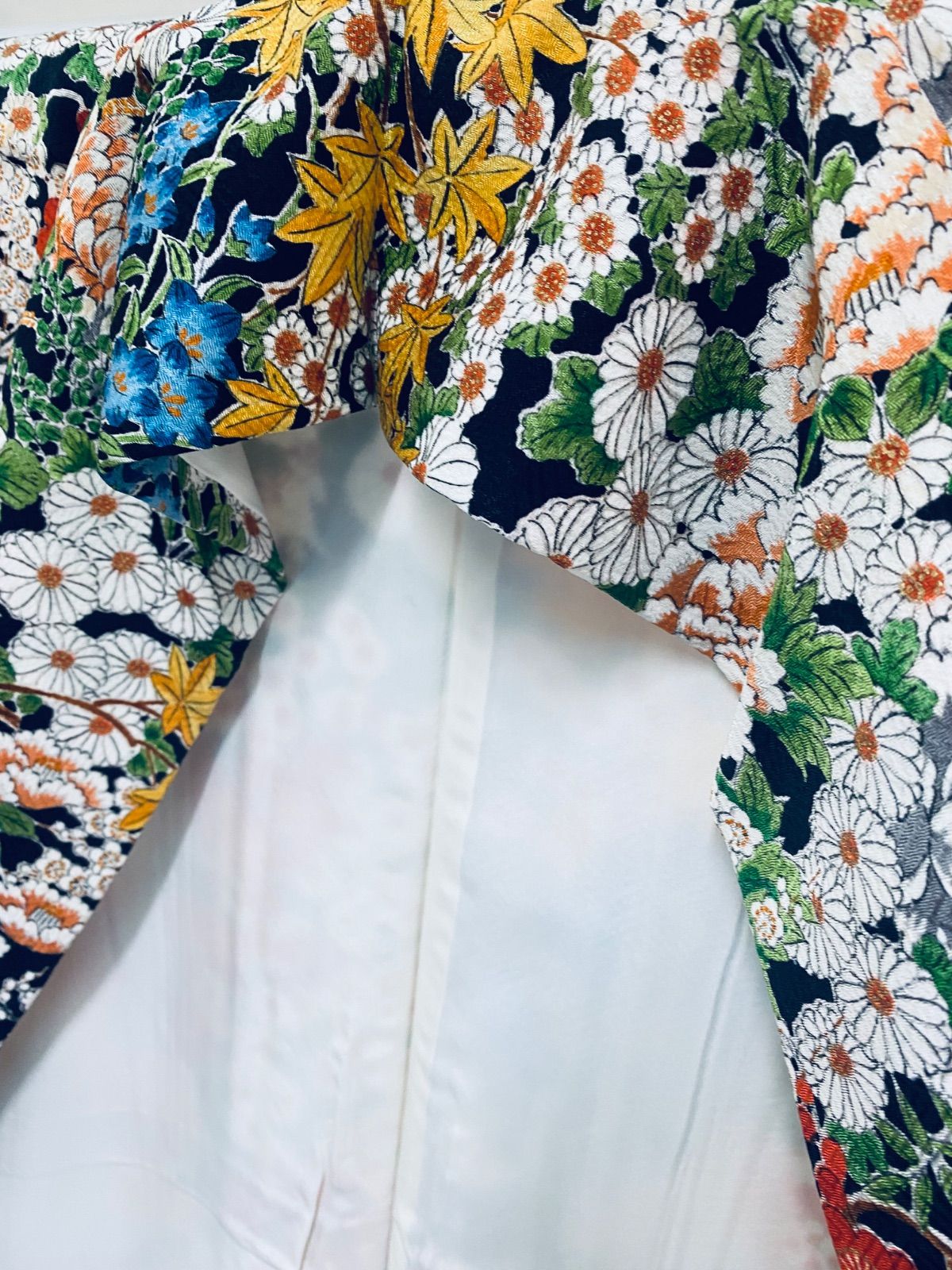 着物】小紋 正絹 袷 縮緬 ちりめん 仕付け糸あり 多色 黒地 花柄 牡丹