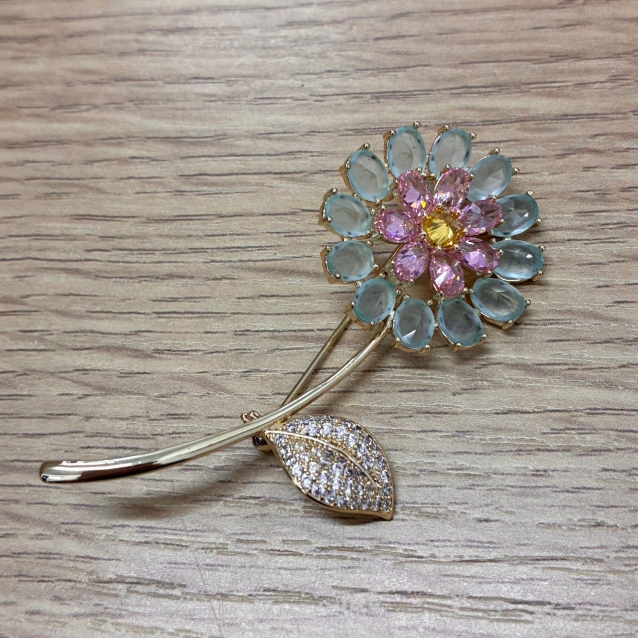 Rene❤︎クリスタルフラワーブローチ２個セット Rene❤︎クリスタルフラワーブローチ2個セット