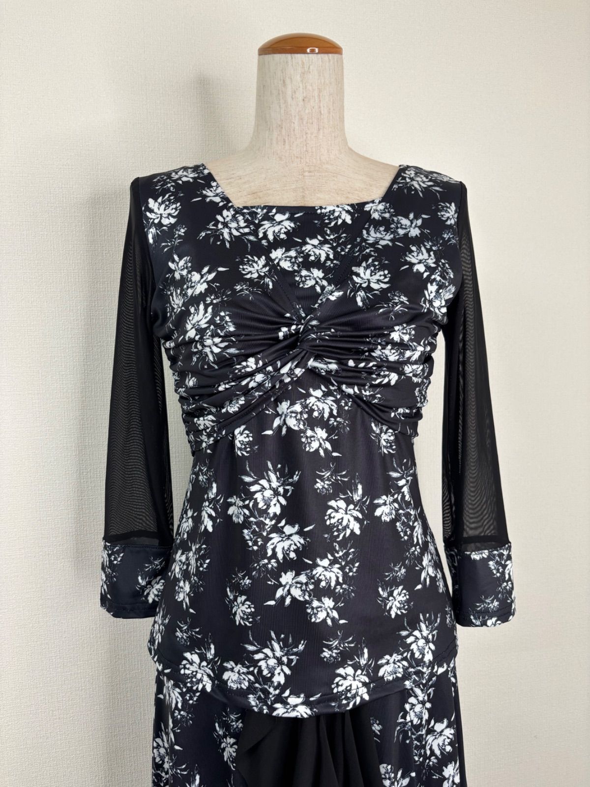 バックリボントップス 前後お好みフリル-ストーンバックルスカート