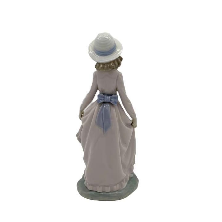 LLADRO　リアドロ　置物　フィギュア　陶器　花　帽子　婦人　5027 LLADRO リアドロ 置物 フィギュア 陶器 花 帽子 婦人 5027 【公式通販】