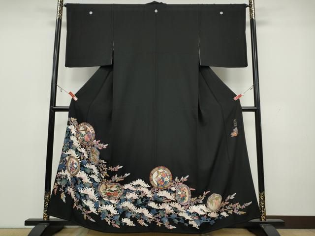 中国南部貴州省トン族の茶・黒の布に鳥や山形モチーフ、赤と茶で菱形と十字の刺繍古布 中国南部貴州省トン族の茶・黒の布に鳥や山形モチーフ、