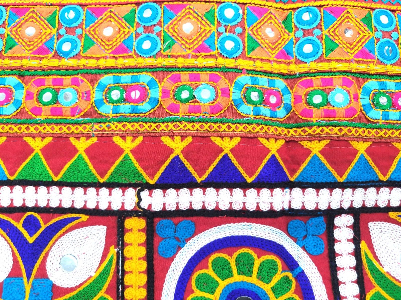 テーブルの主役に、華やかさをプラス【カッチミシン刺繍テーブル