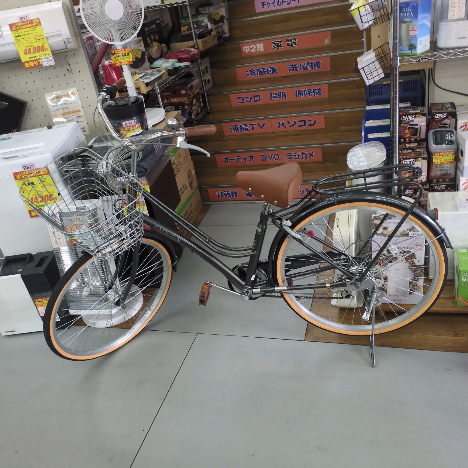 プレゼント J330 多少小キズ有り 普通自転車 PATRIZIA 6段 LEDオート 26インチ 全品全国送料無料！