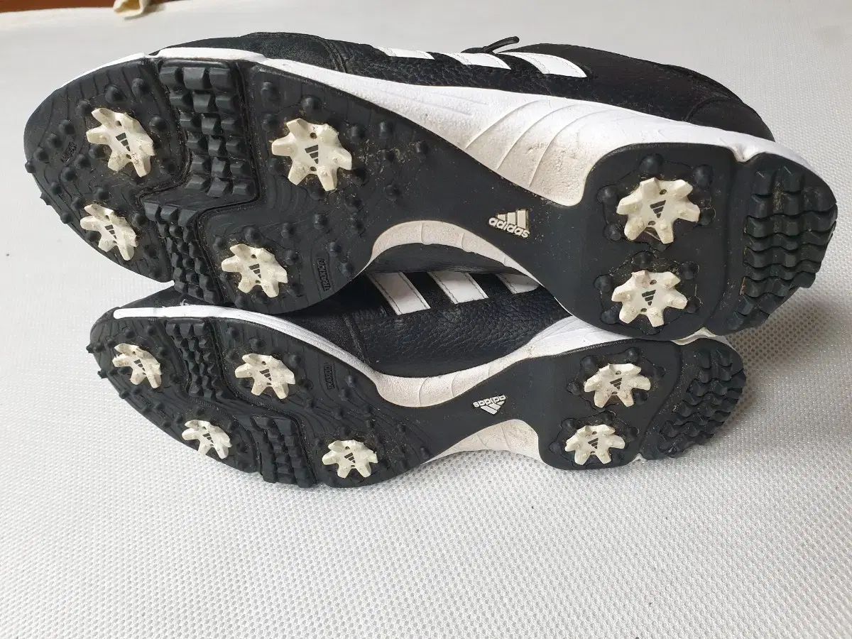 アディダス ブラック 3本線 ゴルフシューズ 290 adidas｜【公式