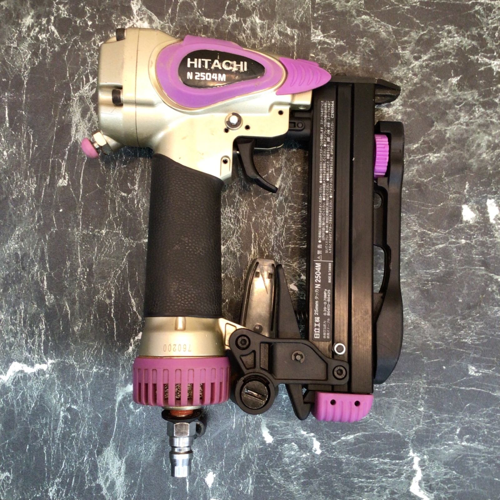 HITACHI/日立工機 常圧エアタッカ N2504M (D7583) ☆中古品☆HITACHI 日立工機 常圧⁄一般圧 エアタッカー N2504M ケース