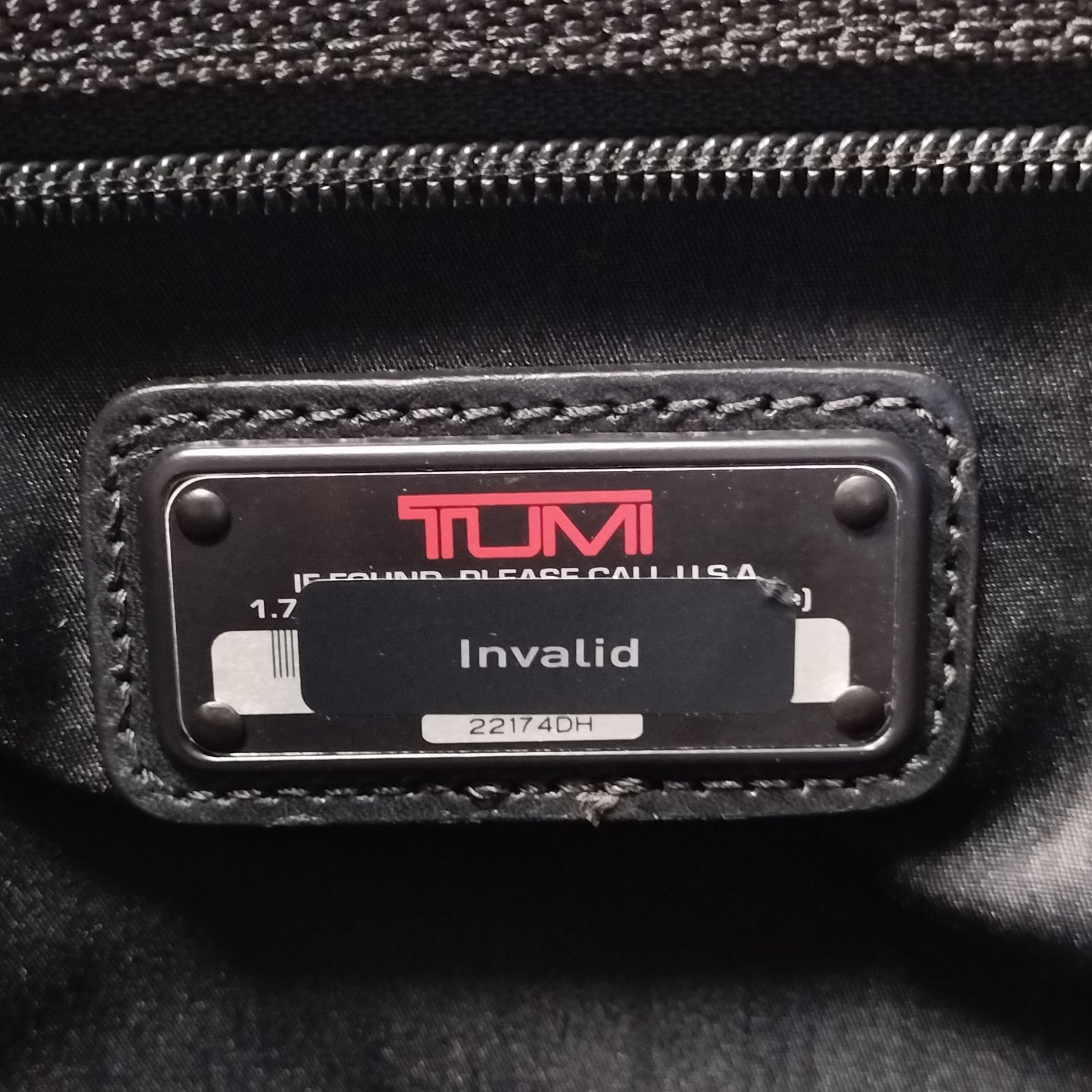 【美品】TUMI メッセンジャーバッグ A4サイズ収納可能　ブラック5570D 極美品】TUMI 大容量 メッセンジャーバック ボディバック