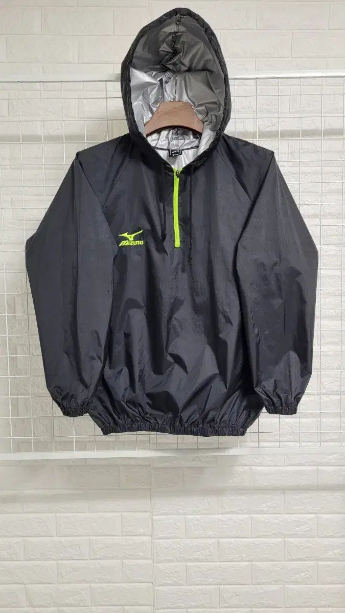 M ー 100 mizuno(ミズノ) 黒 X 蛍光ロゴ スポーツウエア プルオーバー フード付きアノラックジャケット L