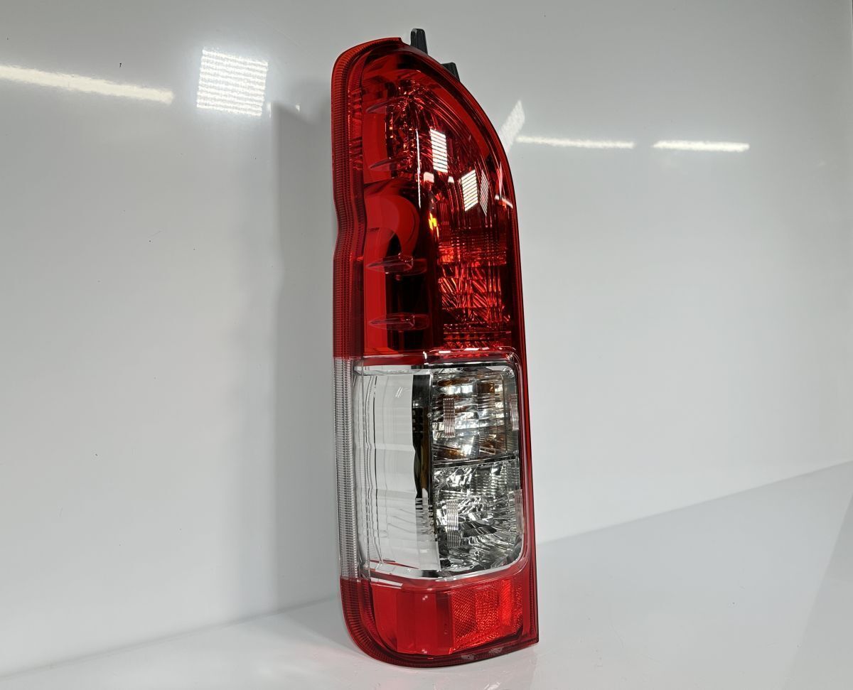 200系 ハイエース 4型 5型 6型 7型 KDH201V GDH201V 後期 純正 左テールランプAssy 81561-26441 26-140 破損キズなし 管理31751