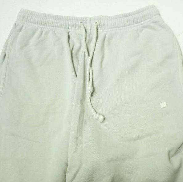 【Acne Studios】アップリケ ショートパンツ Acne Studiosのグレー アップリケ ショートパンツがセール中