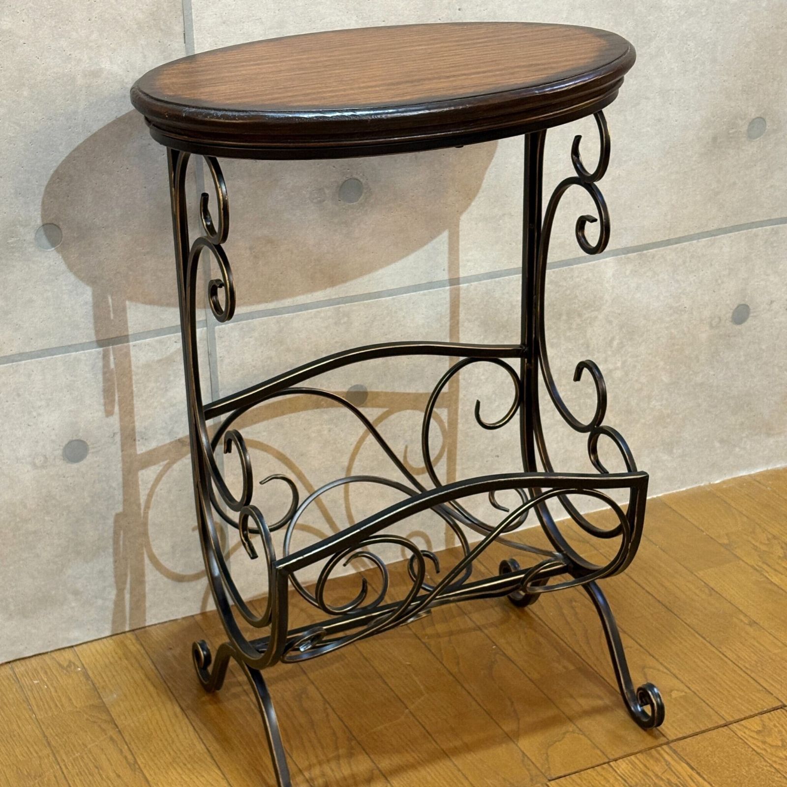 クラシカルアイアン マガジンラック付きサイドテーブル ウッド天板 - 曲線装飾 ヴィンテージ風の ARIVO SELECT MARWIL-DEMENAGEMENTS_CH
