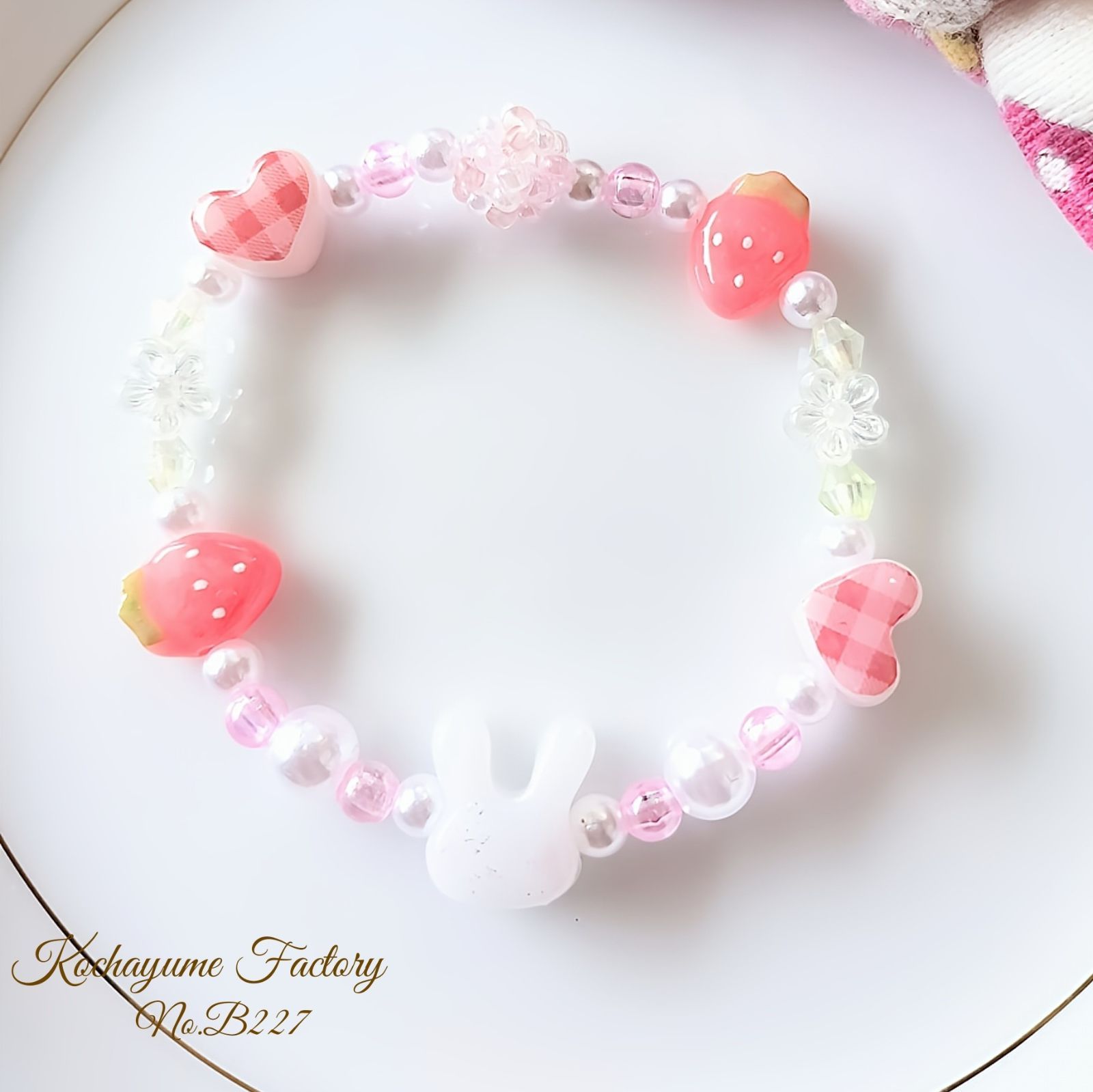 B227】うさぎちゃんといちごのブレスレット キッズブレスレット