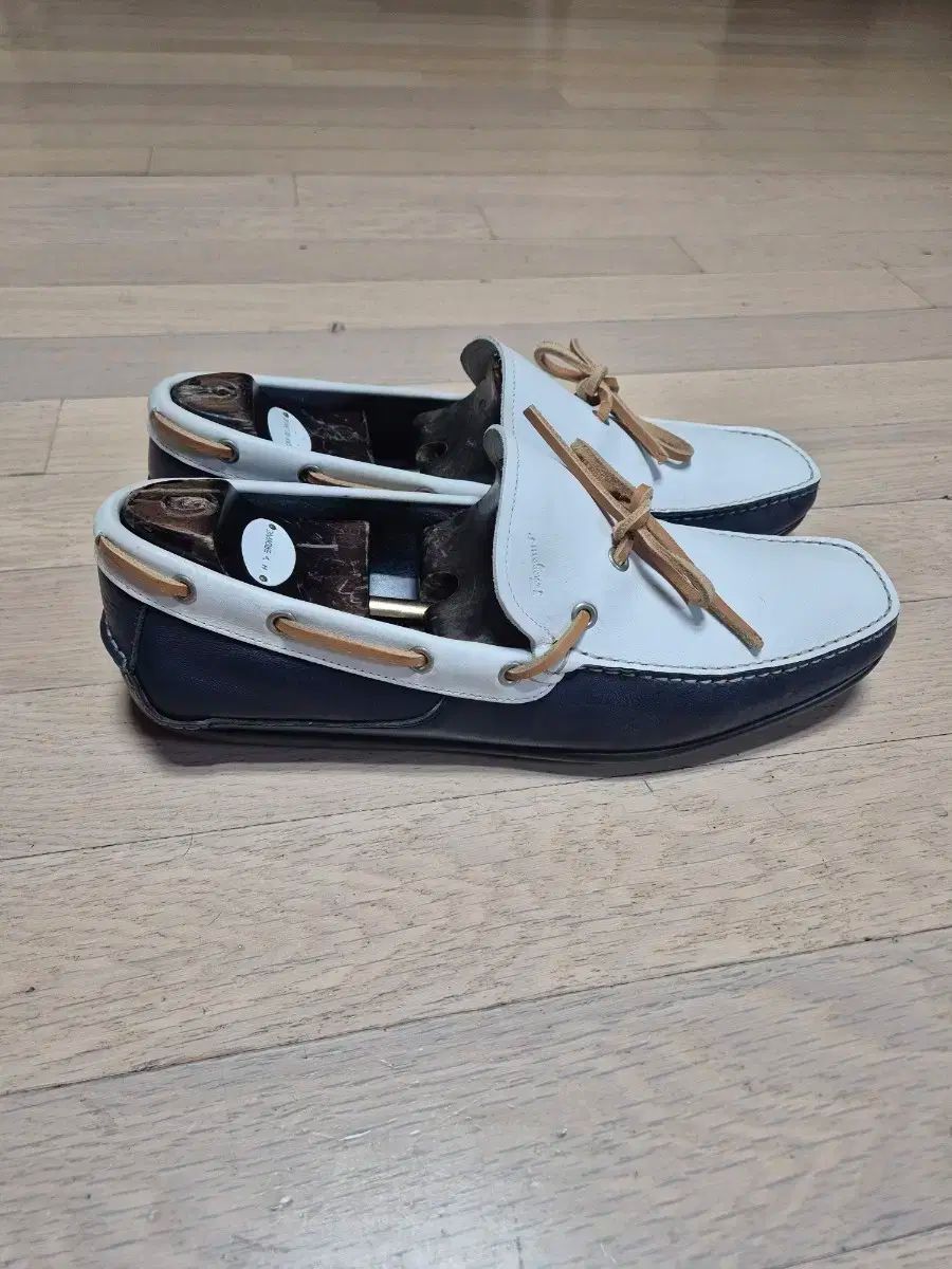  フェラガモ 白 ボート シューズ ローファー 270 ローファー ブーツ 革靴