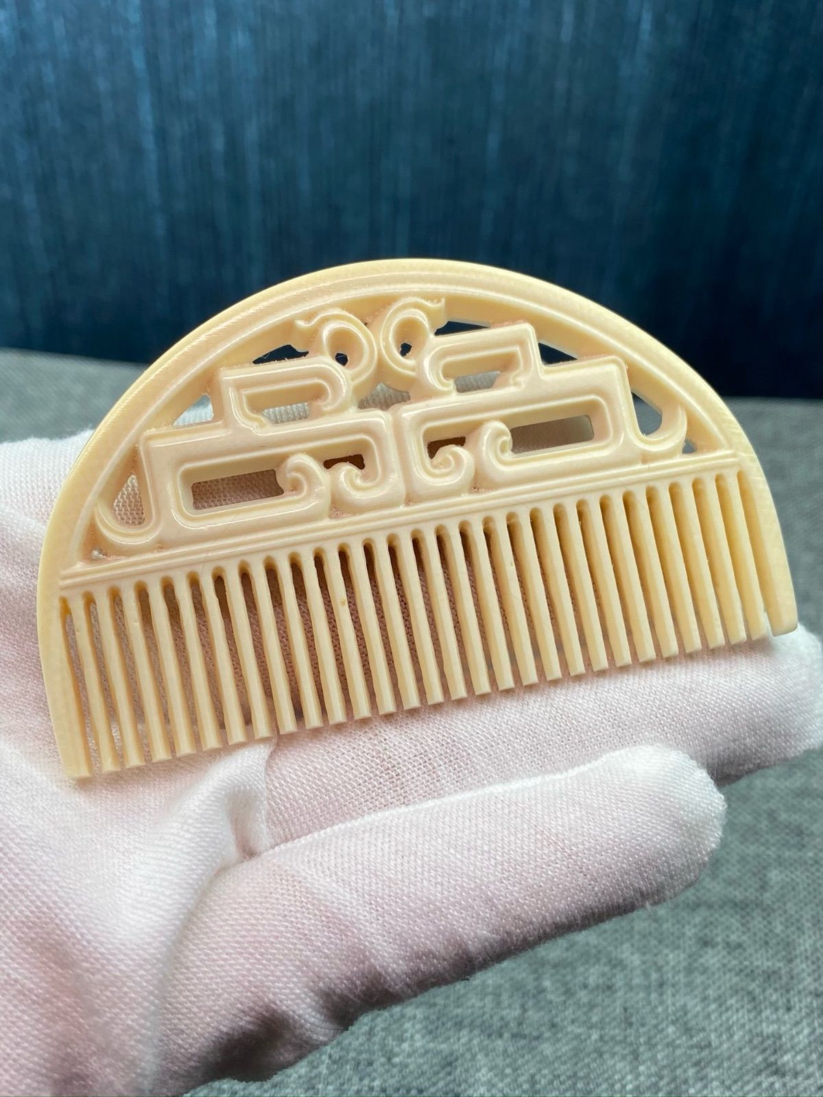 天然マンモス牙美しい手作り彫刻 一櫛百順 髪櫛(23g) 天然マンモス牙美しい手作り彫刻 一櫛百順 髪櫛(23g) - メルカリ