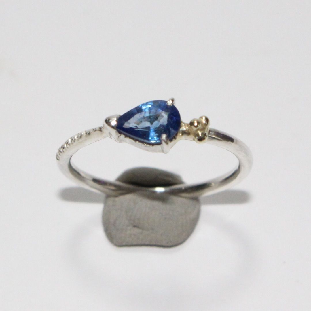 ペアシェイプのブルーサファイアK10粒々アシメミル打ちシルバーリング約9.5号 ペアシェイプのブルーサファイアK10粒々ミル打ちシルバーリング