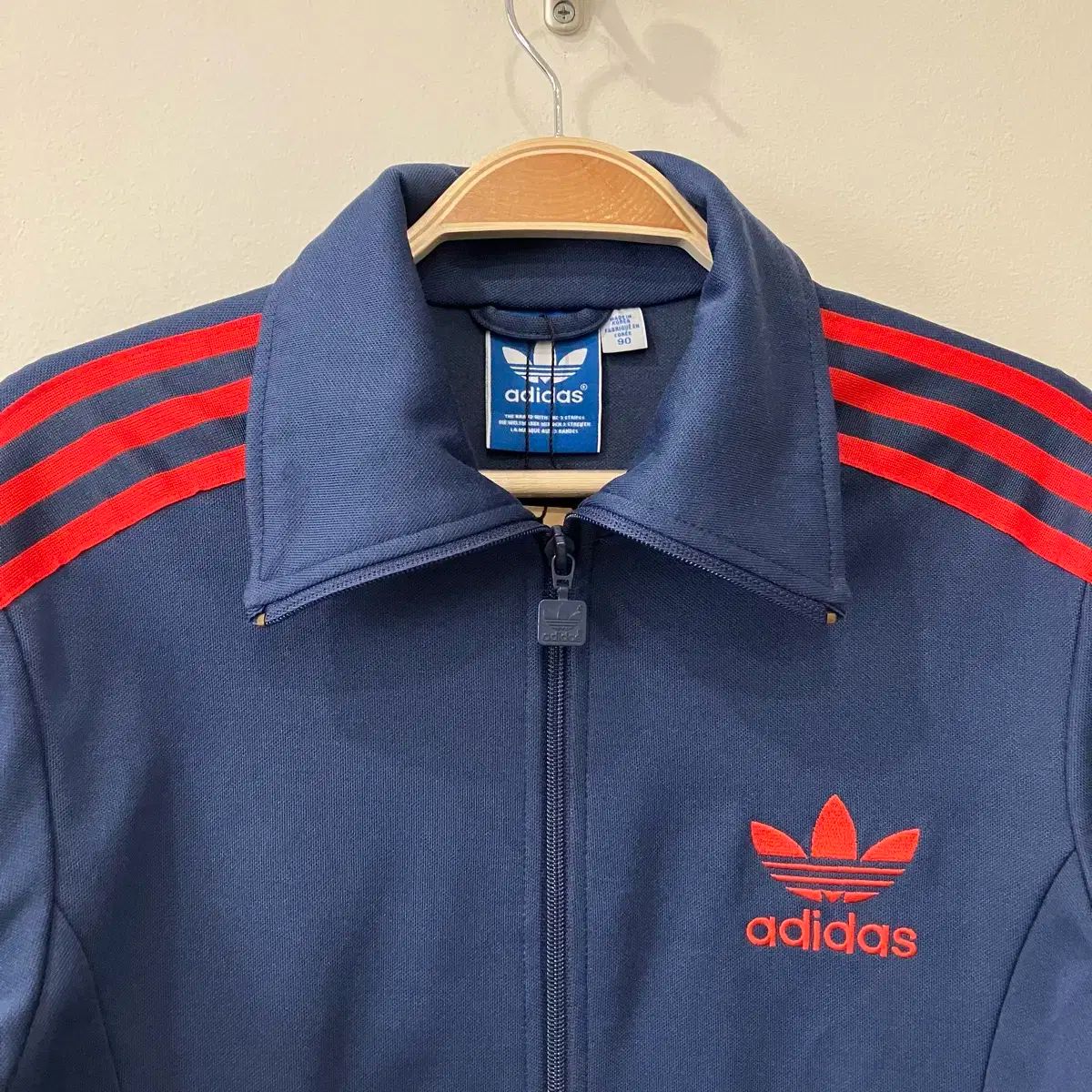 48 adidas アディダス ヨーロッパ 3本線 ジャージ 男性の歯