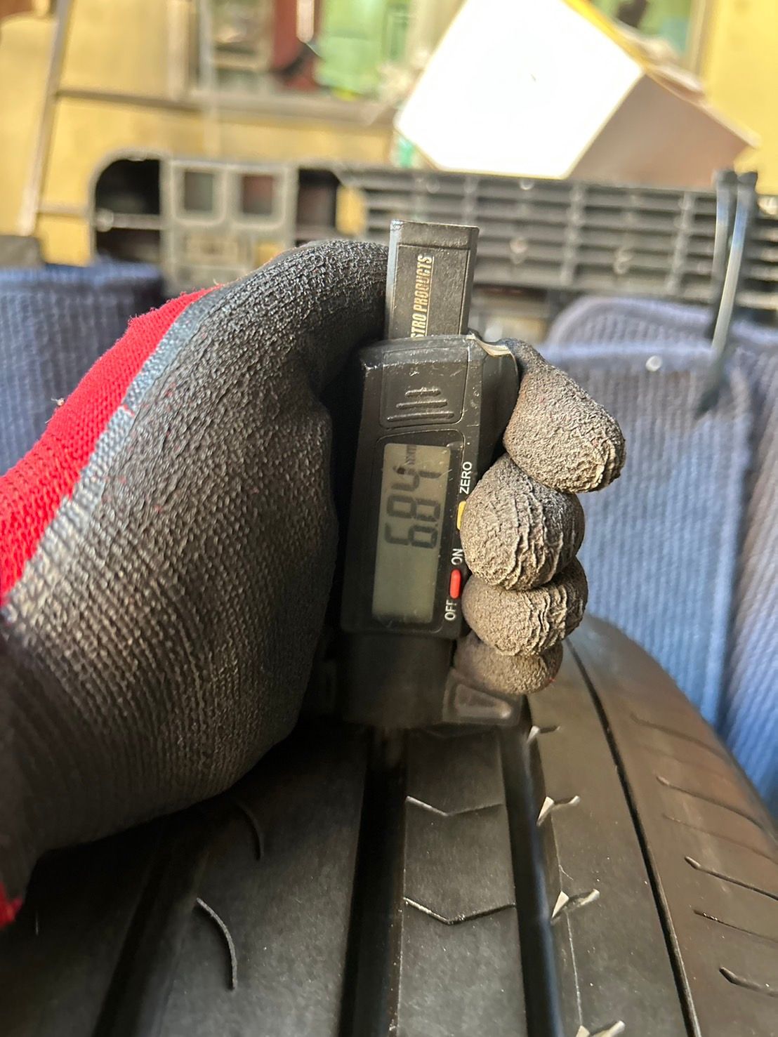 便利な 製造 溝8.5分山 YOKOHAMA BluEarth-RV RV03 1本 235 50R18 ASP3272