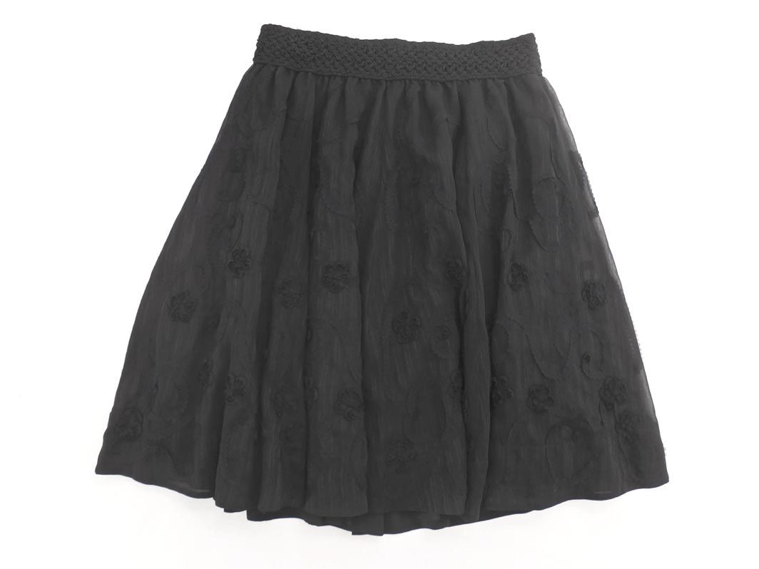 TO BE CHIC トゥービーシック　黒　スカート 　装飾　38 新品！TO BE CHIC トゥービーシック ビジューボタン スカート 黒