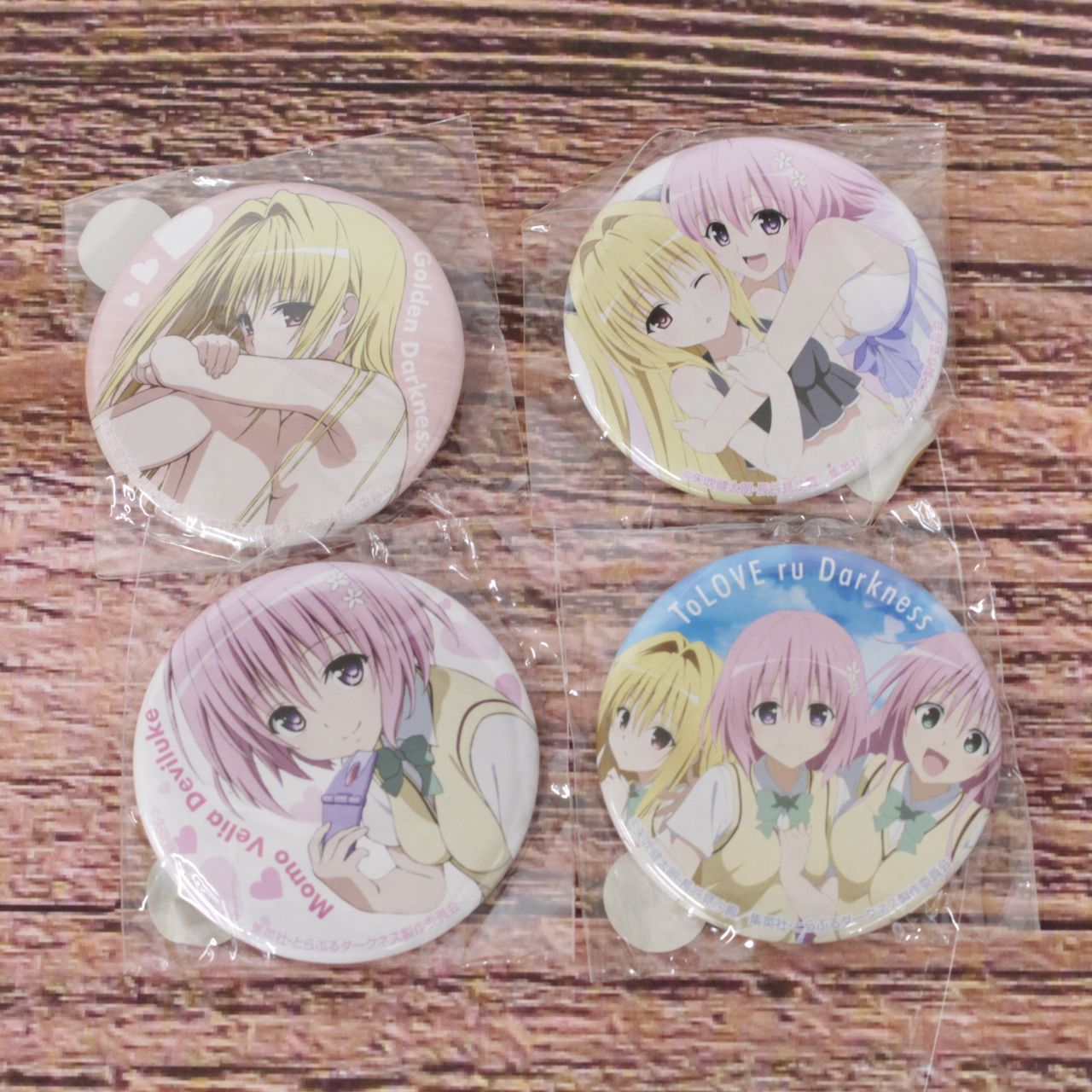 ToLOVEる 原画展 缶バッジ　モモ　激レアホログラムver. ToLOVEる 原画展 缶バッジ モモ 激レアホログラムver.