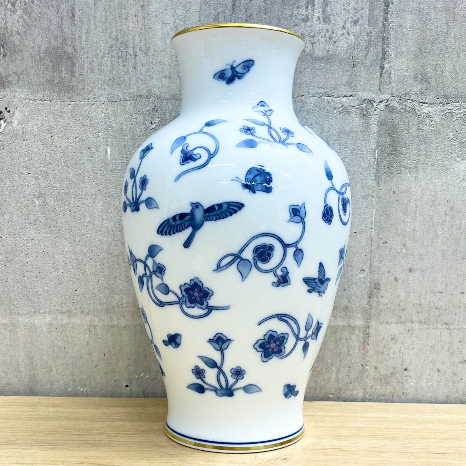 C-06059 大倉陶園 OKURA 花瓶 フラワーベース 金縁染付花蝶鳥文 花器 花生 27㎝