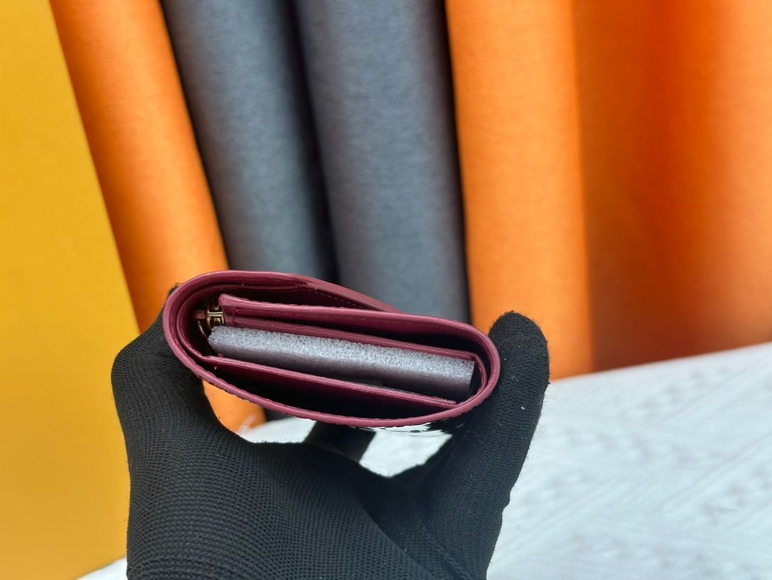 6つのカードスロットなど実用的な機能を持つエンベロープ型財布 -MM輸入