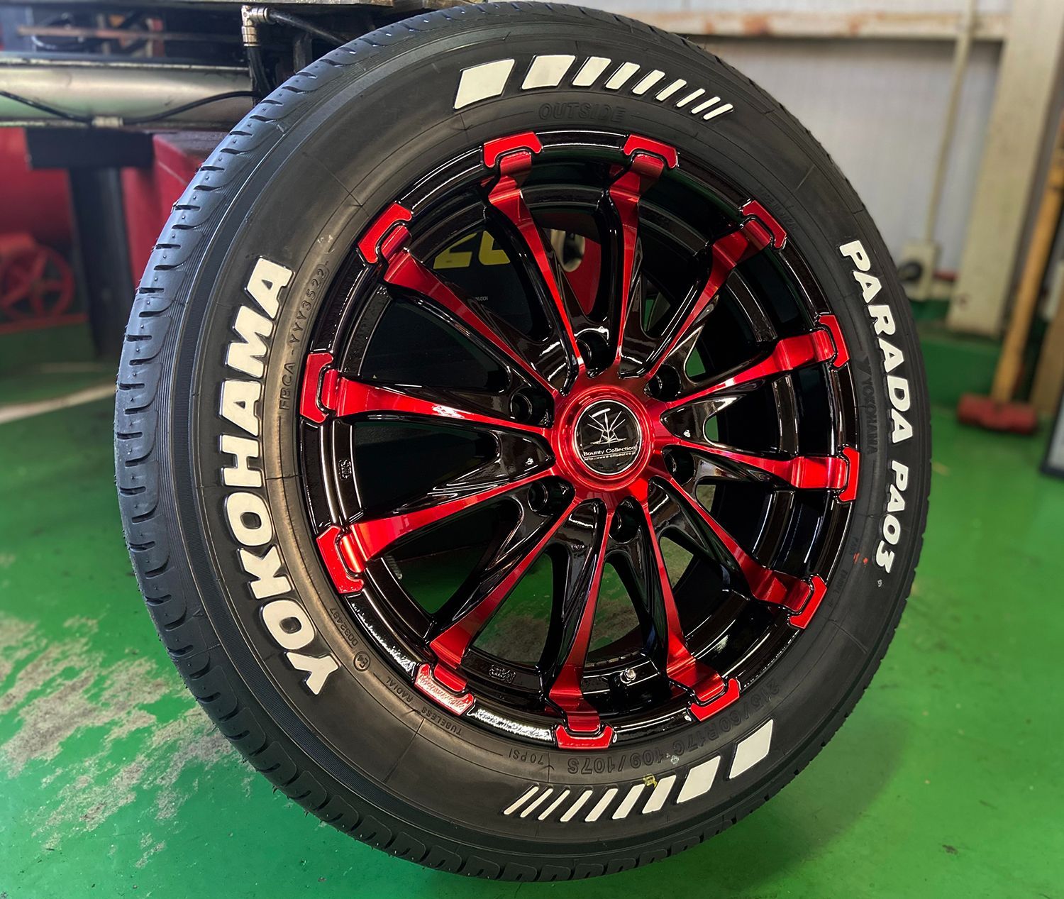 ハイエース200系 タイヤホイール ヨコハマ パラダ ホワイトレター 215