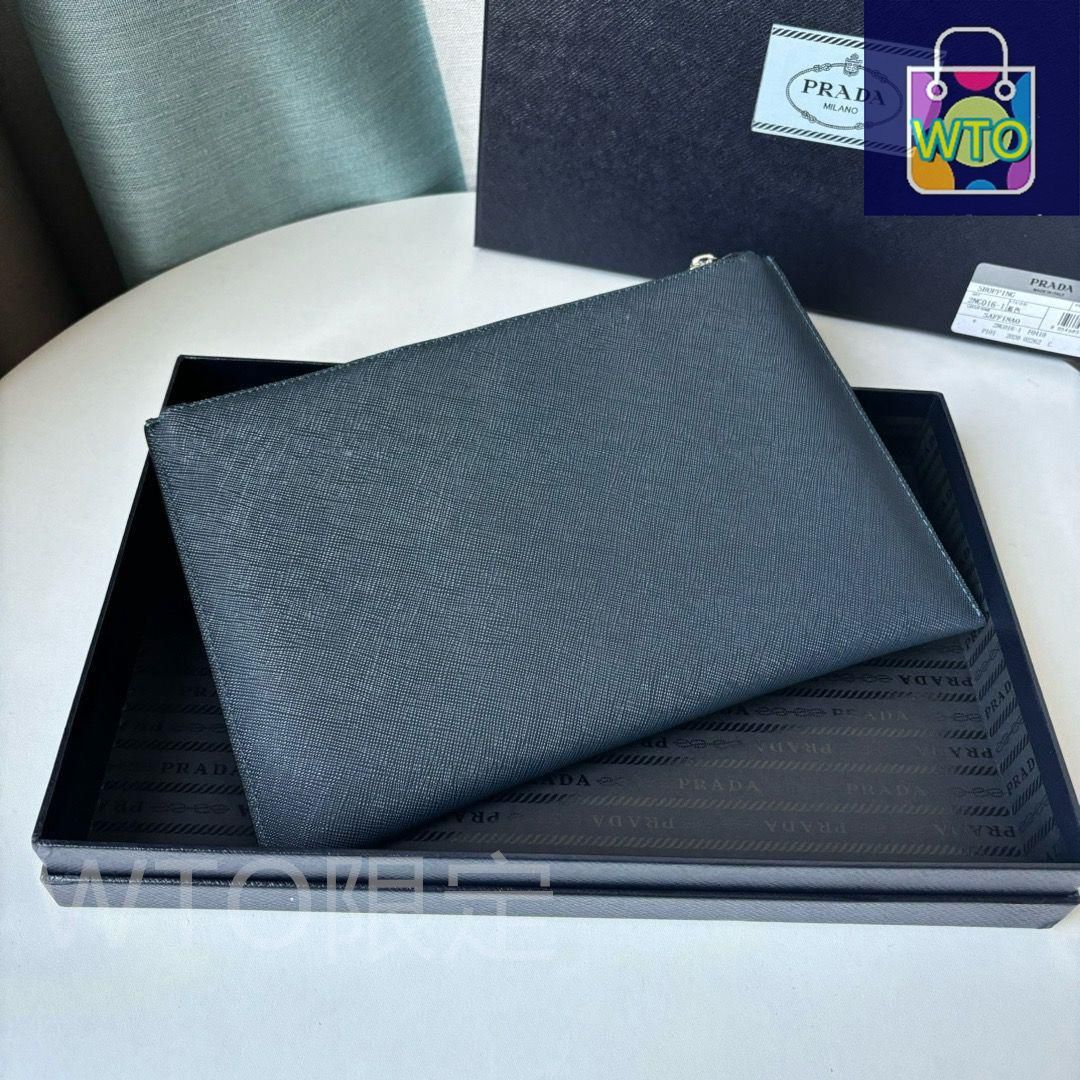 Prada プラダのクラッチバッグ、手触りが滑らか、シンプルな外観